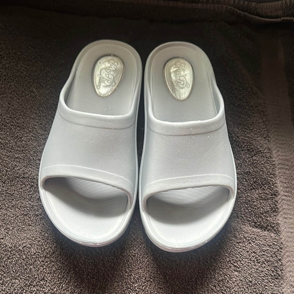 MY PILLOW Women’s Grey Slide Sandals SIZE 8 BRAND NEW NEVER WORN